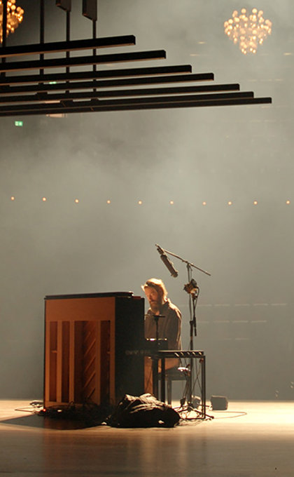 Dutch pianist Joep Beving is known for merging evocative melodies with dynamic light installations.